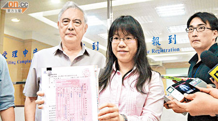 許博允（左）與律師到法院控告台灣《壹週刊》。（張孝義攝）