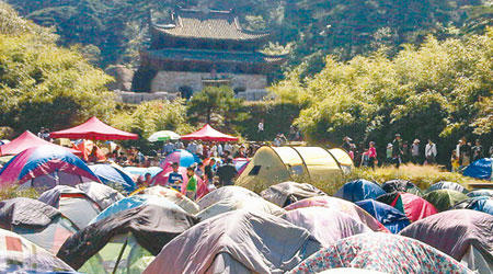 眾多飢寒交迫的遊客滯留在三清山上。（互聯網圖片）