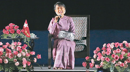 在訪美行程尾聲，昂山淑姬到洛杉磯會見緬甸裔市民，心情輕鬆，有講有笑。