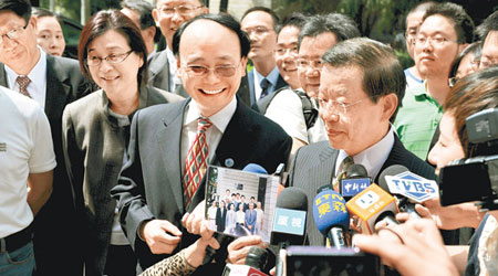 謝長廷（右）展示他九三年訪問廈大台灣研究院的合照。（中新社圖片）
