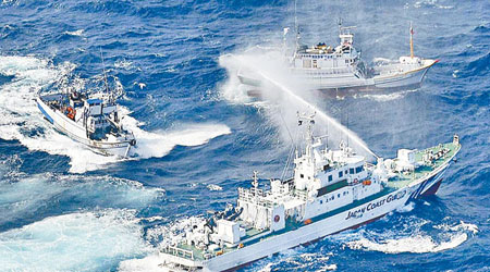 台灣漁民早前出海保釣，台灣海巡船與日本巡邏船曾互射水炮。（資料圖片）