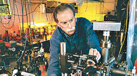 瓦恩蘭○三年在國家標準技術研究院操作激光儀器的情況。