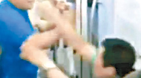 北京地鐵二號線曾發生群毆事件。（電視畫面）