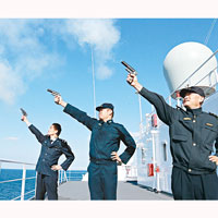 海軍、海監及漁政部門人員共同發射訊號彈，宣告演習開始。（中新社圖片）
