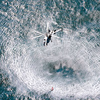 海軍直升機模擬營救遭外國船隻撞船致「墮海」的漁民。（中新社圖片）