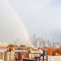 紐約曼哈頓在風暴過後出現雙彩虹。（互聯網圖片）