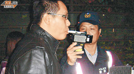 警方安排司機接受酒精呼氣測試。（本報高雄傳真）