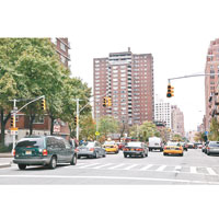 曼哈頓下城區生活逐步恢復正常，但部分交通燈仍停電。（中新社圖片）