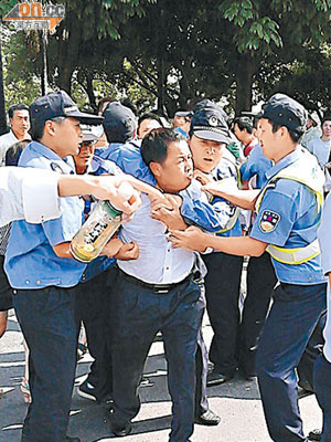 有業主示威時情緒激動，遭警制止。（本報東莞傳真）