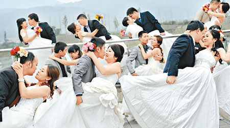 成都<br>成都舉行集體婚禮，多對新人在眾人見證下步入婚姻殿堂。（中新社圖片）