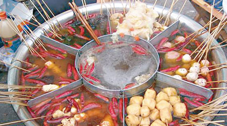 麻辣燙是內地街頭常見的小吃。（資料圖片）