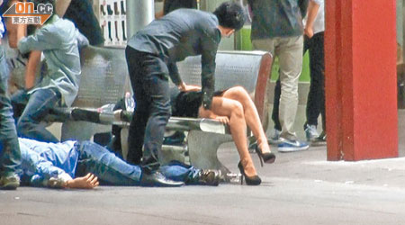 台北入夜後不時有年輕女子醉倒街頭，需由男性友人攙扶。（張孝義攝圖片）