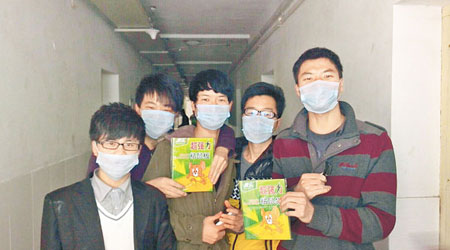 西安工業大學學生戴上口罩，手持老鼠膠。