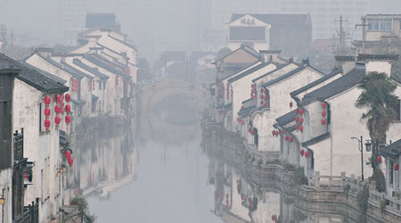 江蘇無錫昨出現大霧天氣，清名橋歷史街區在大霧中若隱若現。（中新社圖片）