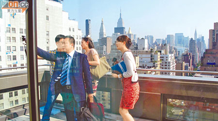 中國富豪大舉投資美國房地產，圖為他們在紐約曼哈頓看房子。（本報美國傳真）
