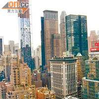 紐約曼哈頓房產受華買家歡迎。圖為中央公園南側興建中高樓。（本報美國傳真）