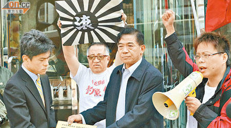 神州青年服務社昨到日本駐港總領事館抗議。（霍振鋒攝）