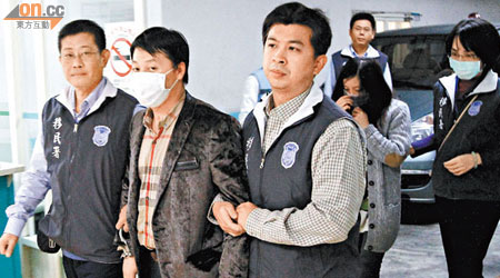葉彥榮（前排中）與妻子（後排左）被台灣移民署人員帶走。（本報台中傳真）