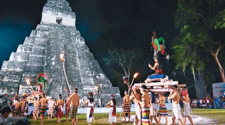 提卡爾瑪雅古廟遭慶祝「末日」的遊客破壞。（資料圖片）
