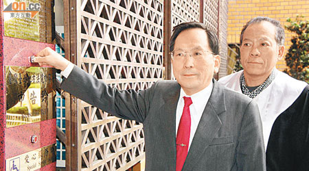 陳福田（前）在律師陪同下到台北地檢署按鈴控告台灣《壹週刊》。（張孝義攝）