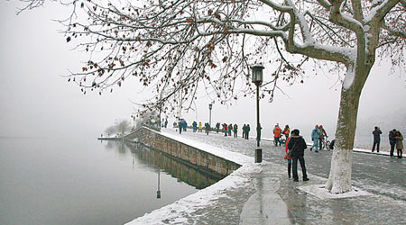杭州西湖斷橋的雪景如詩似畫。（中新社圖片）