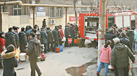 邯鄲當局出動消防車為市民送水。（中新社圖片）