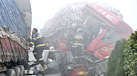 消防員在成彭高速公路車禍現場，拯救被困乘客。（中新社圖片）