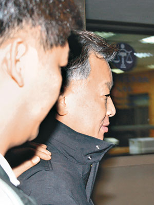 王延生（右）被押送至台北地檢署。（謝中凡攝）
