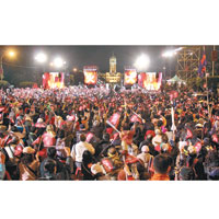群眾於總統府前舉行晚會。（中央社圖片）