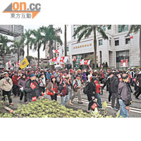 遊行隊伍行經NCC門外時，高喊反對台灣壹傳媒交易案的口號。