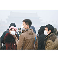 北京<br>北京空氣污染嚴重，民眾外出要戴上口罩。（中新社圖片）
