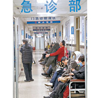 北京空軍總醫院門急診連日來接收大批呼吸系統疾病患者。（中新社圖片）