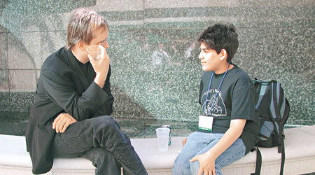 斯沃茨（右）年僅十四歲時已發明RSS。圖為當年他參加一個科技會議。