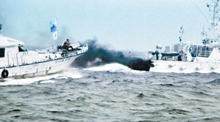 日本巡邏船（右）排放黑煙干擾「全家福」號（左）。（中央社圖片）
