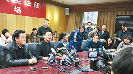 蔣浩（左二）指，若薄案開審必提前告知傳媒。（中新社圖片）