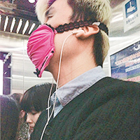 北京<BR>有男子戴上由桃紅色胸罩改成的口罩。