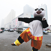 瀋陽<BR>有市民扮功夫熊貓，打太極呼籲外界關注環境。（中新社圖片）