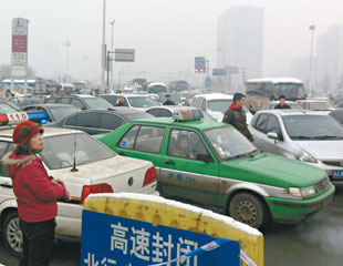 雨雪阻回鄉 山西80車串燒