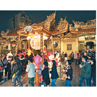 台灣<br>台北龍山寺昨晚舉行燃燈法會為民眾祈福。（中央社圖片）