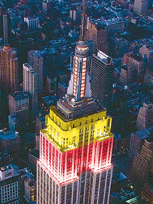 帝國大廈以紅、黃綵燈慶祝中國農曆新年。（中新社圖片）