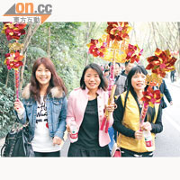 張小姐、段小姐和陳小姐（左起）特到弘法寺祈福，希望愛情事業雙豐收。