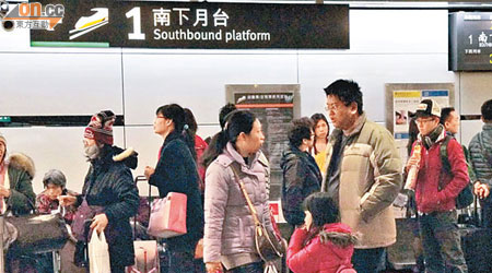 台北車站擠滿回娘家的旅客。（郭良傑攝）