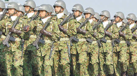 安倍晉三欲修憲將自衞隊改名為國防軍。（資料圖片）