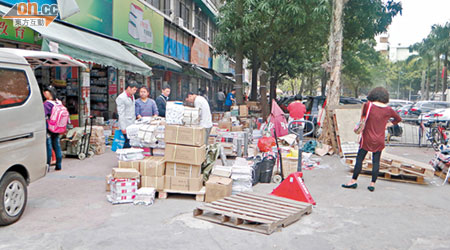 深圳有速遞公司門前堆滿待派貨物。（黃少君攝）