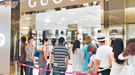 遊客在GUCCI專賣店排隊買名牌貨品。（資料圖片）