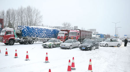 吉林省有大批車輛於封閉的公路出口等待通行。（中新社圖片）