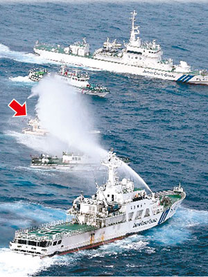 「全家福」號（箭嘴示）早前遭日本巡邏艇（上及下）發射水炮驅趕，台海巡船（上二及下二）趨前保護。