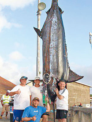 加德納（右）成功捕捉長六米的藍馬林魚。