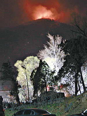泰山景區的山火，曾因強風而致火勢一度失控。（中新社圖片）