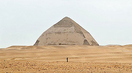 民眾在代赫舒爾金字塔區內建新公墓。圖為當地曲折金字塔。
